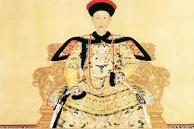 乾隆退位时不肯交出玉玺，刘墉在他耳边说了8个字，乾隆立马松手图片