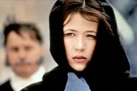 苏菲•玛索：56岁仍未结婚，儿女双全身家千万，眼神清澈优雅变老图片