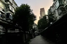 72岁奶奶独居危房被限期搬离 另有老人租房遭拒因房东怕死屋里图片