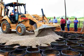 美国人修公路时，要预埋一层轮胎，为什么呢？中国怎么不效仿？图片