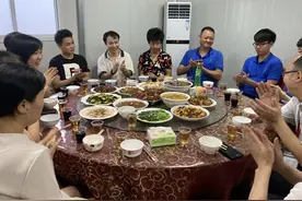 喝酒聚餐，不爱交谈不爱敬酒的人是在装？行家：他们比一般人聪明图片