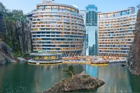 全球样板！国内外十大废弃矿坑创造旅游景观奇迹。淄博这个矿坑公园被誉为“小瑞士”。图片