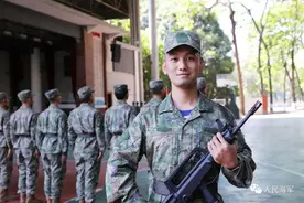 去年河南洪灾中救灾晕倒感动网友的消防员张信哲，如愿穿上了军装图片