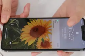 手机进水怎么办？放大米里、用吹风机吹？错了，这些方法会更有效图片