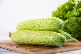 用食醋喷淋黄瓜，这样做好处多多，农民朋友学起来图片
