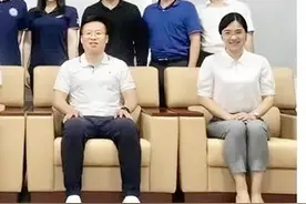 李某合影中的女子不是被侵犯的人，是86年的女副县长图片