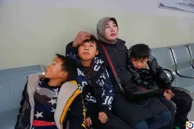 云南一家三个儿子到5岁都患病，并且是相同的病，妈妈欲哭无泪图片