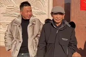 刘强东父亲火了！在角落里拆纸箱、卖废品，母亲穿貂绒大衣很骄傲图片