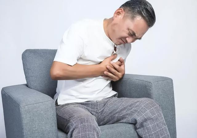 胸口闷闷的,有时还会痛一下,是哪里出了问题?别拖,早检查早好