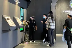 Baby懒理黄晓明恋情风波，带小海绵现身商场，母子俩互动超有爱图片