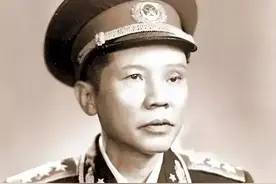 第一位主动让位的开国上将，撰写《朱德的扁担》入选小学语文课本，听到毛主席逝世的消息当即昏了过去图片