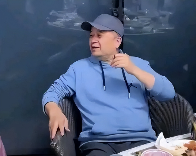 毕福剑现身网红聚会，跷二郎腿叼烟没人理，网友：太把自己当回事