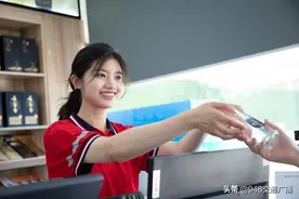 中国石化在湖北近2000座加油站员工集体换装图片