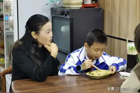 孙卓弟弟：哥哥回家了，我想跟他住在一个房间图片