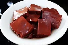 吃了猪血后大便发黑，是肺在排毒？还是身体有问题？听听医生咋说图片