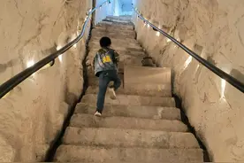 在防空洞里看摄影展是种什么体验？国庆假期重庆这座“最深”咖啡馆火了图片