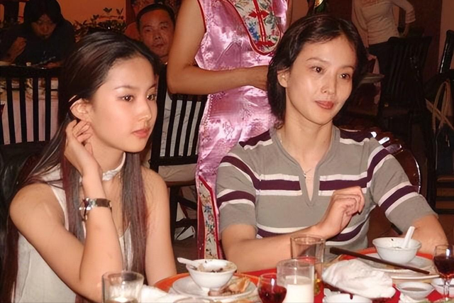 刘亦菲的妈妈刘晓莉：两婚两离，至今单身，长得比女儿还漂亮