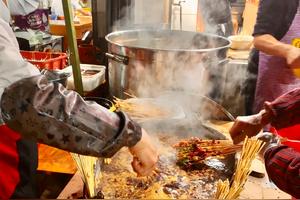 成都网红“厕所串串”，老板开宝马，每天食客爆满，人均50吃到撑图