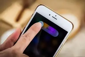 晚上睡觉时，手机到底要不要关机？很多人都做错了，快看看吧图片
