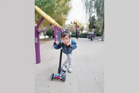 小妮4岁了，中午学会滑板车了图片