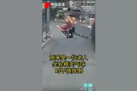“超萌警车”上路！因为上面载着卖气球的老人图片
