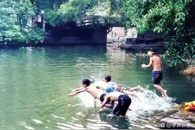 上世纪六七十年代农村人的避暑，天然简单零成本图片