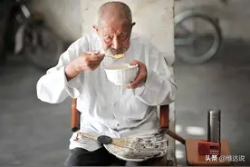 山东一百岁老人，早饭1斤白酒加一碗牛杂，五大生活习惯闻所未闻图片