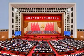 中建八局党员干部职工认真收听收看党的二十大会议盛况图片