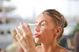 选错净水器，伤害一家人图片