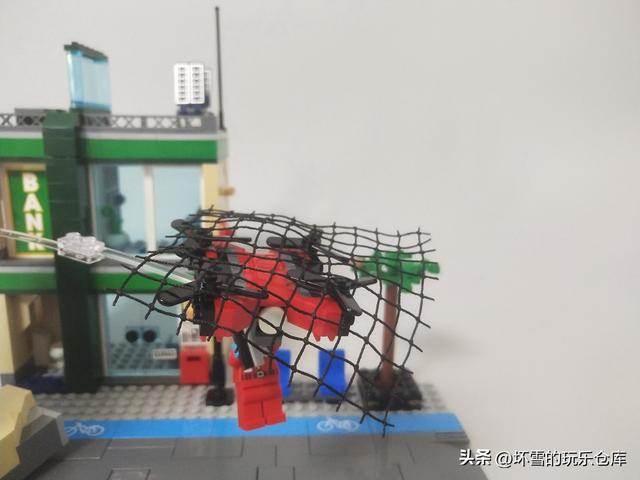 乐高城市组套装试玩，警察大战银行抢匪，保障乐高城市安全