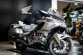 摩托界的“王牌”，本田“金翼”完成升级，落地近60万，相当霸气图片