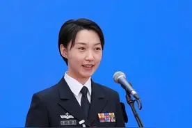 全国人大代表、航母上的“90后”女少校朱悦萌 是咱吉林市第一中学的毕业生图片