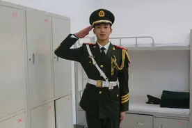 监控摄像头下的退伍军人变装秀图片