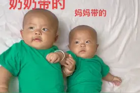 双胞胎一个奶奶带一个妈妈带，半岁时差距大，网友：像大了一岁图片