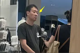 演员辛柏青一家澳洲逛商场，49岁朱媛媛仍漂亮，16岁女儿显成熟图片