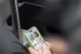 孕妇羊水破了医院保安拒开门玩手机，家属：后面护士来才给开图片