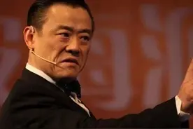 周立波怒斥抢话筒的学生没规矩，怒斥学生假大空！也触碰你底线？图片