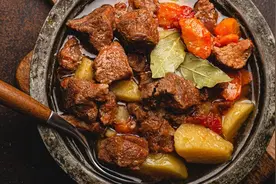 炖肉的时候，为什么大火烧开后，要等10分钟再关小火？图片