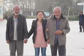 34年前，安徽光棍兄弟收养女婴，一人当爸一人当妈，后来怎样了？图片