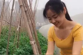 乡村美女们都爱穿这样的T恤和牛仔裤，像极了一双“筷子腿”图片