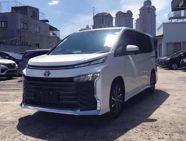 丰田voxy露面,7坐 侧滑门 混动,网友:早来谁还买赛那呢?