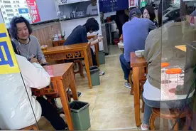 王大治带妻子吃苍蝇店，和妻子同吃一碗饭，眼神迷离精神状态堪忧图片