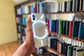 设计最接近iPhone 12 Pro Max的Nothing Phone，体验似乎逼疯了用户图片
