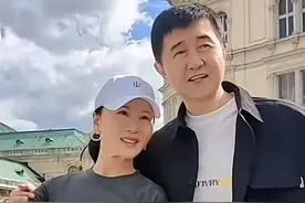 58岁付笛生全家旅居国外!任静戴30W手镯似少女，与儿媳同框似姐妹图片