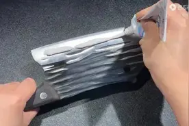 把牙膏抹在菜刀上，没想到这么厉害，家家户户都需要，也太神奇了图片