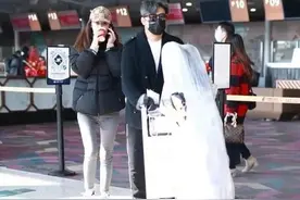王岳伦新女友曝光：女方打扮精致身材苗条，两人在机场有说有笑图片