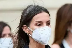 西班牙王后：49岁白发丛生却不染，穿衣低调气质，自然老去也很美图片