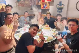 德云五队聚餐照被晒，两位师叔坐主位，网友：处处彰显尊师重道图片