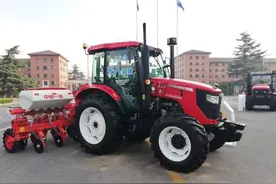 东方红LF1104-C无人驾驶拖拉机 吸收与创新 新型四轮驱动 备受关注图片