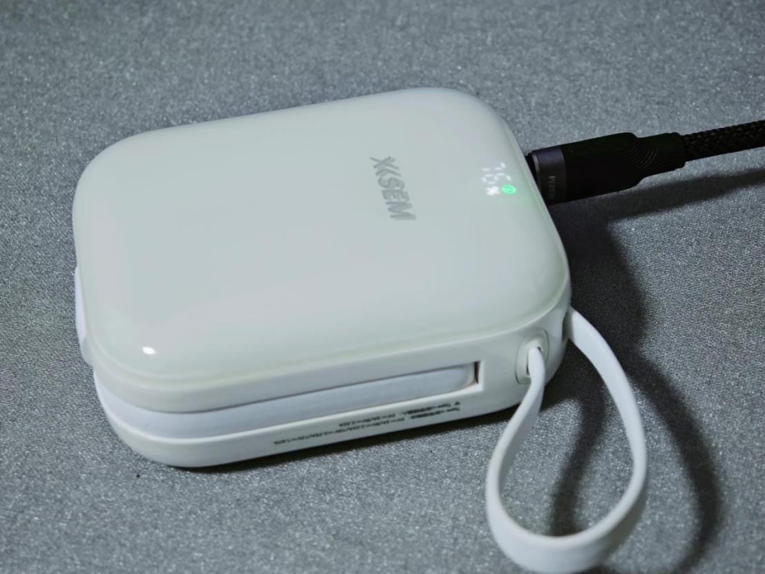 西圣PB-S移动电源上手体验:自带双线+半固态电芯,百元硬核卷王